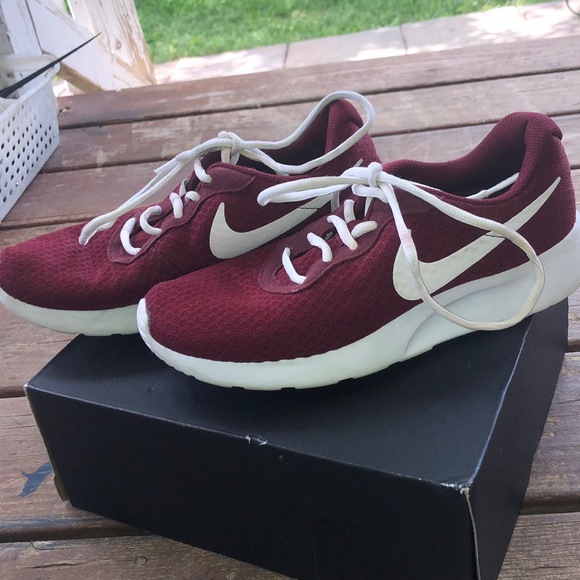 burgundy nike running shoes
